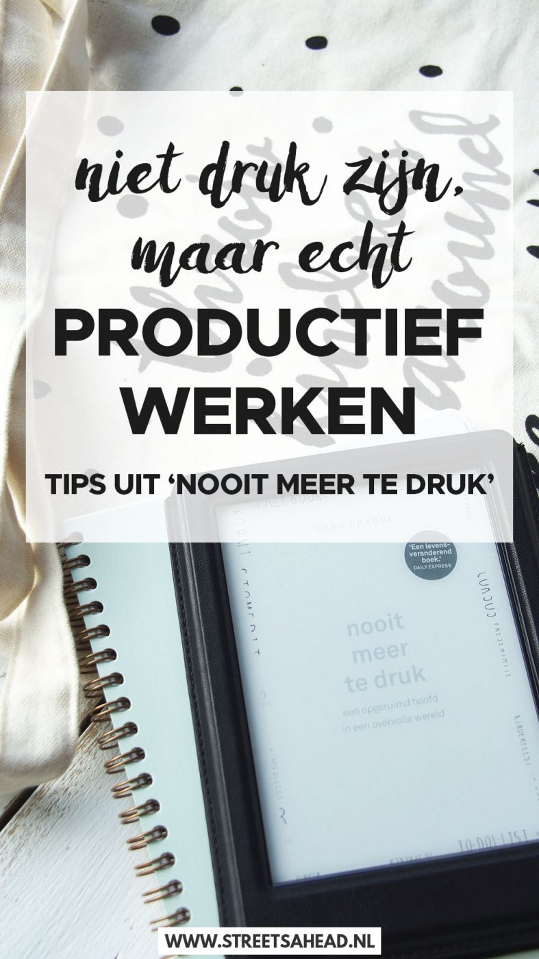 Drukdoenerij maakt je niet productief, sterker nog, zo veel mogelijk willen doen kan een hele slechte strategie zijn. Het is vaak gewoon manier om dingen uit te stellen die je eigenlijk beter kunt doen. Dat is hoe er in het boek ‘Nooit meer te druk’ van Tony Crabbe tegen tijdmanagement aangekeken wordt. Maar in het boek staan ook een heleboel tips waarmee je beter kunt plannen en vooral betere keuzes gaat maken. Je leest er een aantal in dit artikel!