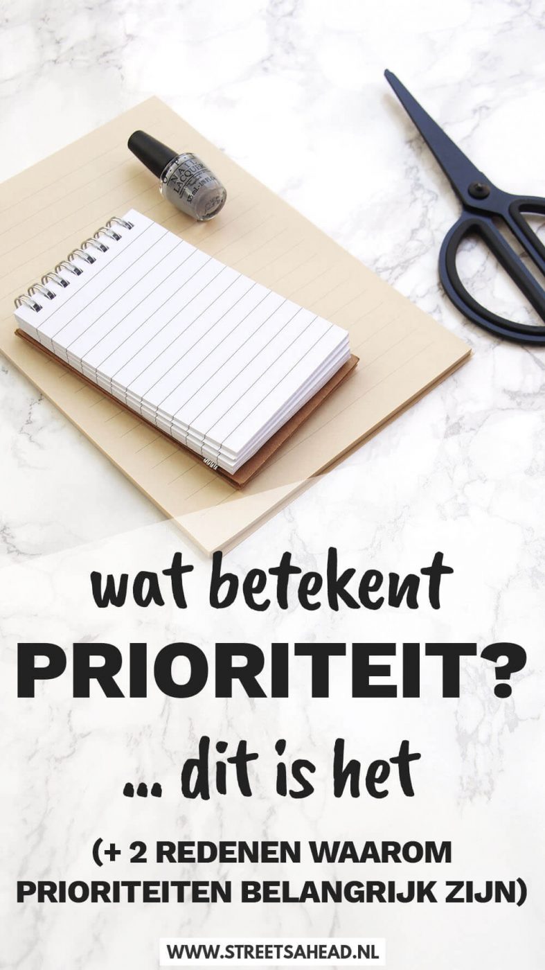 Wat betekent prioriteit. Notitieboekjes met nagellak en schaar